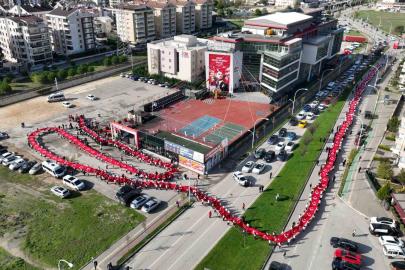 Bir cadde boyunca Türk Bayrağı açtılar