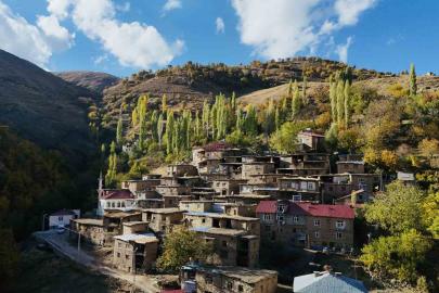 Bitlis’in tarihi taş evlerinde sonbahar güzelliği