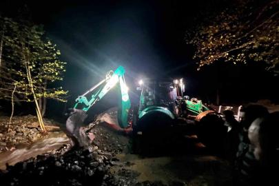 Borçka Karagöl’de dere taştı: Mahsur kalan ziyaretçileri ekipler kurtardı