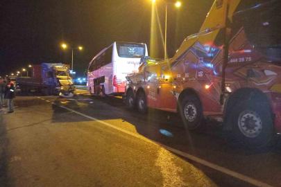 Bozüyük’te yolcu otobüsü ile tır çarpıştı: 20 yaralı