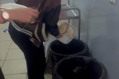 Bu okulda atık yiyecekler çöpe değil, sokak hayvanlarına gidiyor