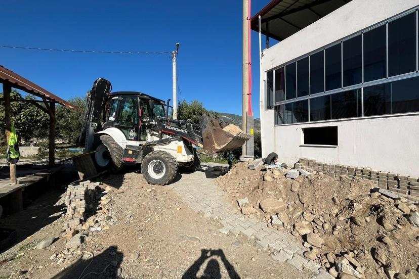 Buharkent’te yol genişletme çalışmaları sürüyor