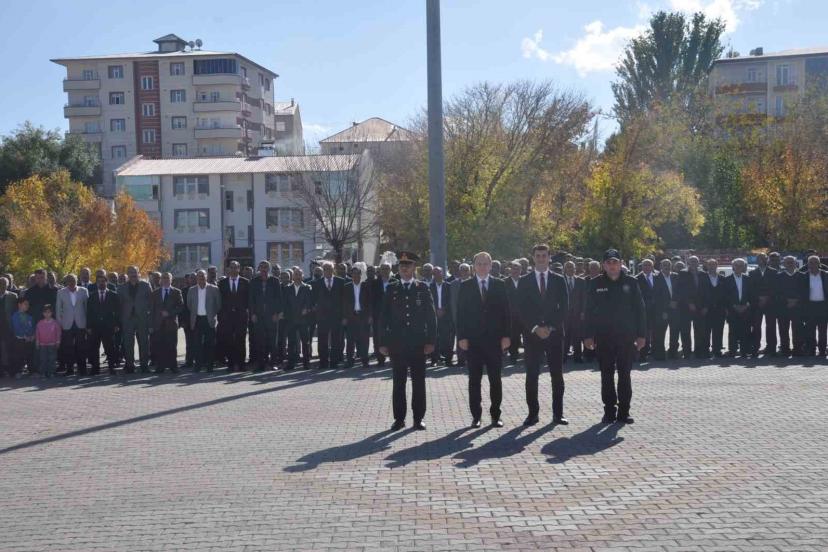 Bulanık’ta 29 Ekim Cumhuriyet bayramı çelenk koyma töreni yapıldı