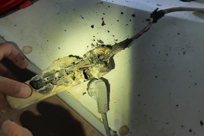 Burdur’da prize takılan uzatma kablosu yangına sebep oldu