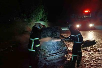 Burdur’da seyir halindeyken yanan otomobil kullanılmaz hale geldi