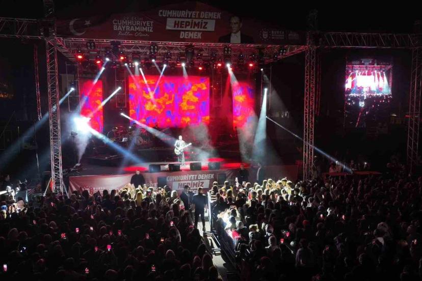 Bursa’da Buray’la ’Cumhuriyet’ coşkusu