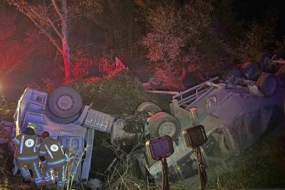 Bursa’da tır şarampole yuvarlandı: 2 yaralı