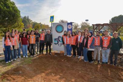 BUÜ’nün ’50. Yıl Sokağı’ fidanlarla renklendirildi