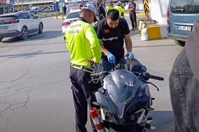 Çalıntı motosikletle kaza yaptı, polisten kaçamadı