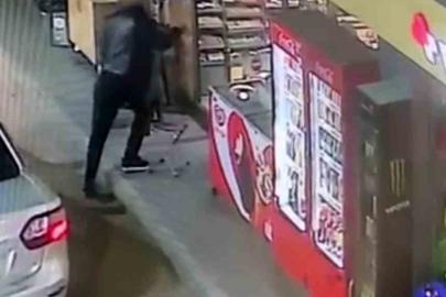 Cam kapıyı fark etmedi, kafasını çarpıp yere savruldu