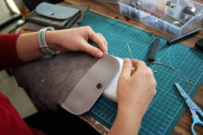 Camili SAMEK’te bir ilk: Deri aksesuarları dersi başladı