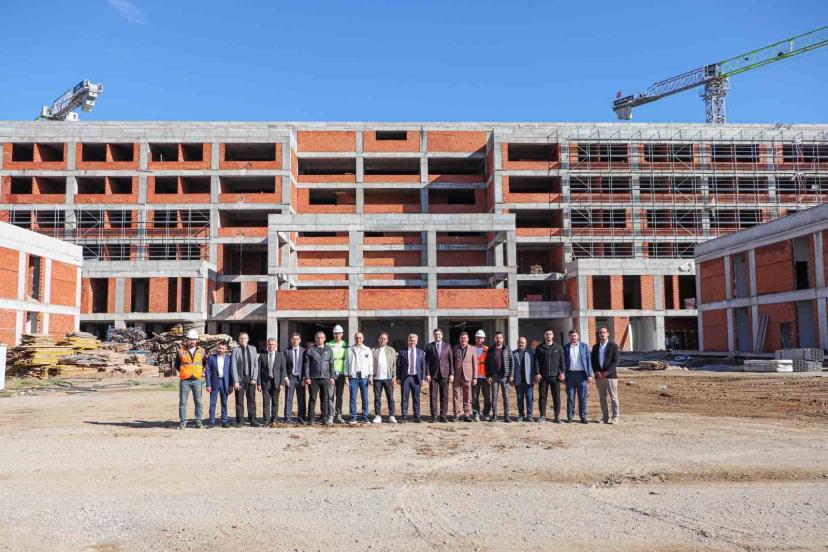 Canbey "Bu eser, Balıkesir’imizin sağlıkta geldiği seviyeyi bir üst noktaya taşıyacak"