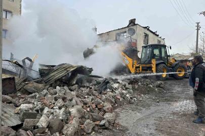 Çankırı’da çıkan yangında 4 yapı ve 1 araç zarar gördü