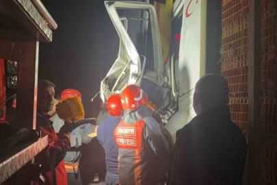 Canlı tavuk yüklü tır başka bir tıra arkadan çarptı: Kabinde sıkışan sürücüyü itfaiye kurtardı