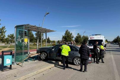 Çarpışan otomobilden birisi durağa daldı: Otobüs bekleyen şahıs yaralandı