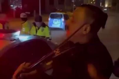 Cezaya fasıl molası: Darbuka ve kemanla oyun havası