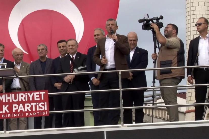 CHP Genel Başkanı Özel adliye önünde açıklamalarda bulundu