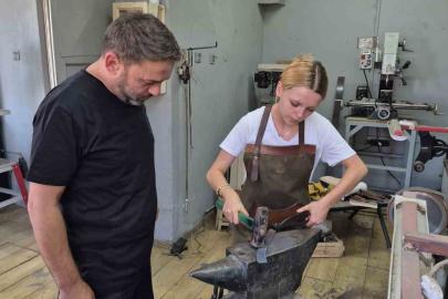 Çırak bulamayan UNESCO’lu usta sanatını kızına öğretiyor