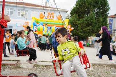 Çocuklar oyuna, aileler sağlık taramasına