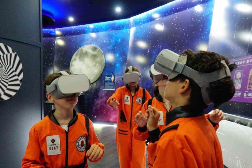 Çocuklar uzayın gizemini El Battani Uzay Evi’nde keşfediyor