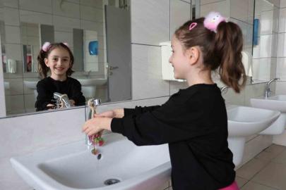 Çocuklarda el yıkamaya teşvik etmek için meyve şeklinde sabun tasarladı