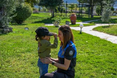 Çocukların yüzünü güldüren polis kalpleri ısıttı