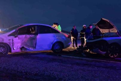 Çorum’da iki otomobil çarpıştı: 3 yaralı