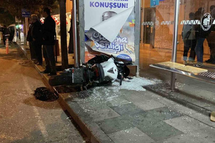 Çorum’da otomobille çarpışan motosiklet otobüs durağına daldı: 1 yaralı
