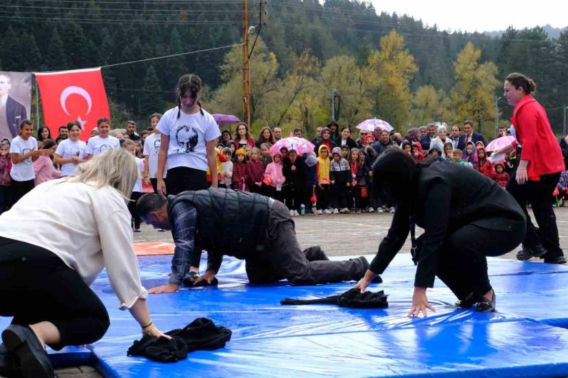 Cumhuriyet Bayramı gösterisinde duygulandıran anlar: Kızı gösteri yapabilsin diye atkısıyla minderleri kuruttu