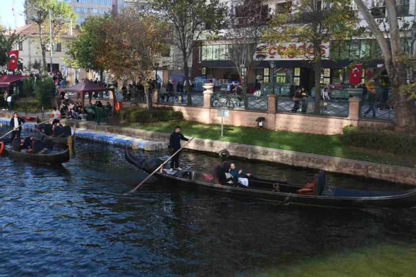 Cumhuriyet Bayramı’nı fırsat bilen turistler Eskişehir’e akın etti