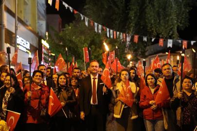 Cumhuriyetin 102. yaşı Çivril’de fener alayı ve konserle kutlandı