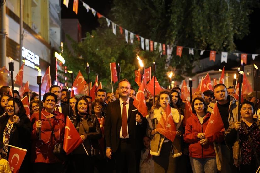 Cumhuriyetin 102. yaşı Çivril’de fener alayı ve konserle kutlandı