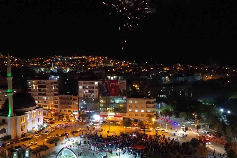 Cumhuriyetin 102’nci yılında Siirt fener alayıyla aydınlandı