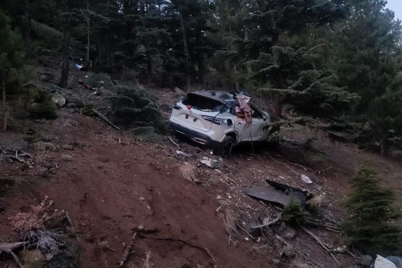 Dağ yolunda otomobil uçuruma yuvarlandı: 2 ölü
