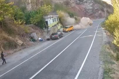 Dağdan yuvarlanan kaya parçası ev ve araçları teğet geçti: O anlar kamerada