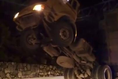 Damperi açık kamyon KGYS direğine çarparak asılı kaldı: 1 yaralı