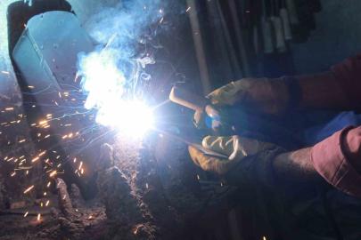 Dededen babaya, babadan oğula kaldı: 30 yıldır demir dövüyor