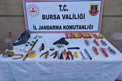 Definecilerin zulasından cephanelik çıktı