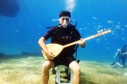 Deniz dibinde saz çalıp türkü söyledi