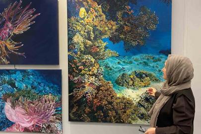 Deniz yaşamının enerjisini tuvale yansıttı