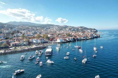 Denizde onlarca tekne kortej yaptı
