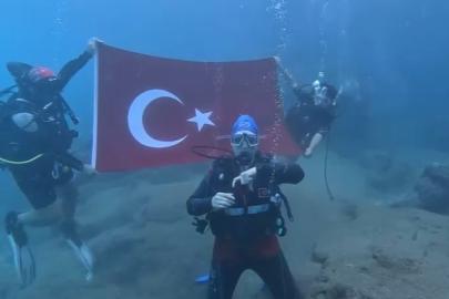 Denizin altında işaret diliyle İstiklal Marşı’nı okudular