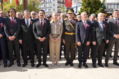 Denizli’de Cumhuriyetin 102. yıldönümü kutlamaları çelenk sunumuyla başladı