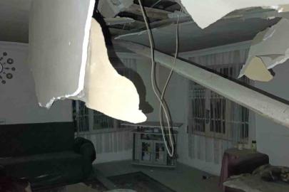 Depremde Gördes’te bir evin tavanı çöktü