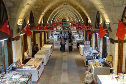 Depremde hasar gören tarihi Zincirli Bedesten yeniden uğrak noktası oldu
