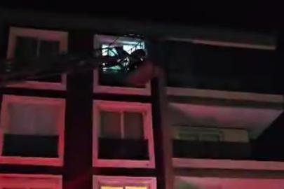 Depreme itfaiye merdiveninde yakalandılar