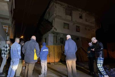Depremin ardından hasarlı metruk bina korkuttu: Sokak trafiğe kapatıldı