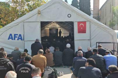 Depremin vurduğu Sındırgı’da cuma namazı çadırlarda kılındı