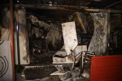 Depremzede ailenin yaşadığı konteyner alevlere teslim oldu: Anne ve 2 evladı dumandan etkilendi