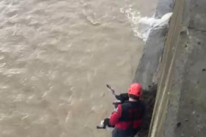 Derede mahsur kalan köpeği itfaiye ekibi kurtardı